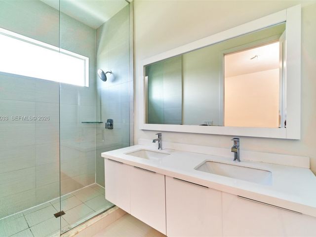 Дом в аренду по адресу 10447 NW 66th St - фото 7531776