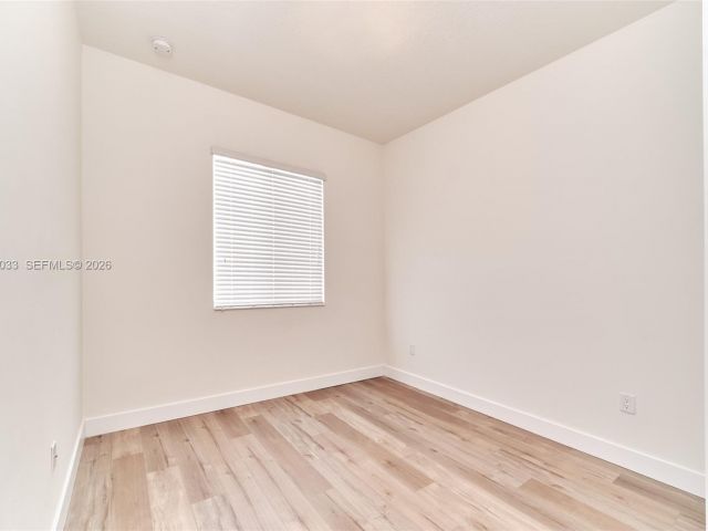 Дом в аренду по адресу 10447 NW 66th St - фото 7531777