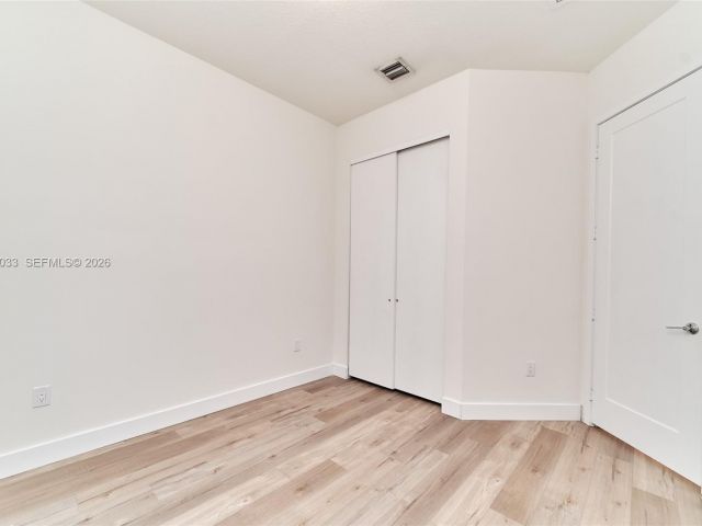 Дом в аренду по адресу 10447 NW 66th St - фото 7531779