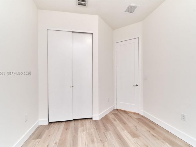 Дом в аренду по адресу 10447 NW 66th St - фото 7531780