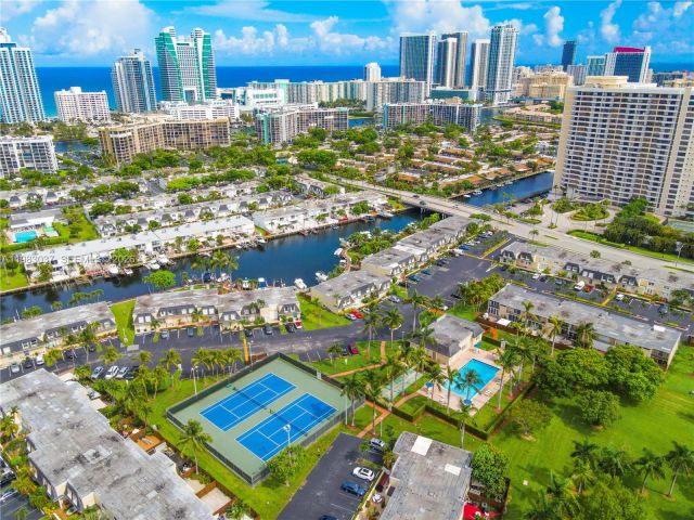 Дом в аренду по адресу 2421 NE 10th St 153 - фото 7462007