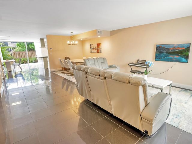 Дом в аренду по адресу 2421 NE 10th St 153 - фото 7462010