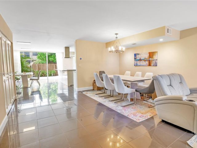 Дом в аренду по адресу 2421 NE 10th St 153 - фото 7462011