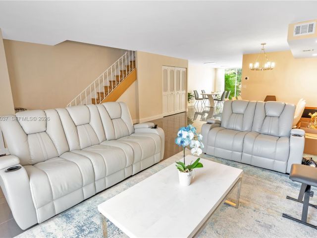 Дом в аренду по адресу 2421 NE 10th St 153 - фото 7462012