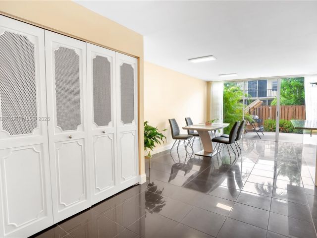 Дом в аренду по адресу 2421 NE 10th St 153 - фото 7462013