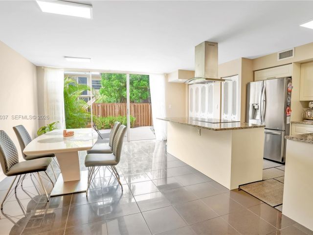 Дом в аренду по адресу 2421 NE 10th St 153 - фото 7462014