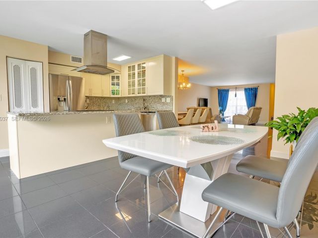 Дом в аренду по адресу 2421 NE 10th St 153 - фото 7462015