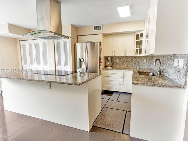 Дом в аренду по адресу 2421 NE 10th St 153 - фото 7462017