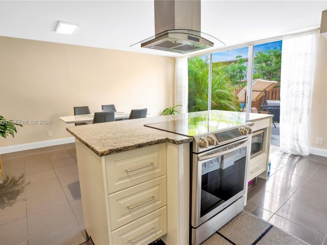 Дом в аренду по адресу 2421 NE 10th St 153 - фото 7462018