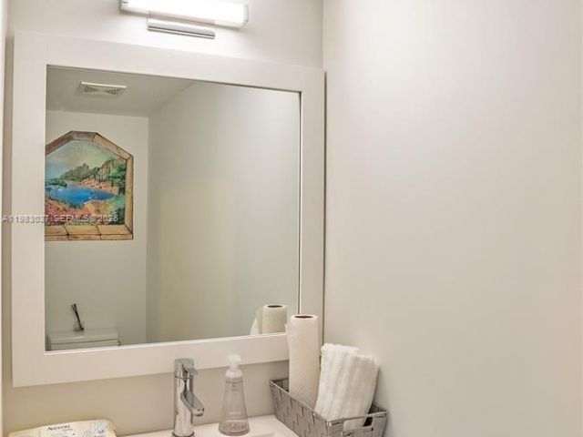 Дом в аренду по адресу 2421 NE 10th St 153 - фото 7462019