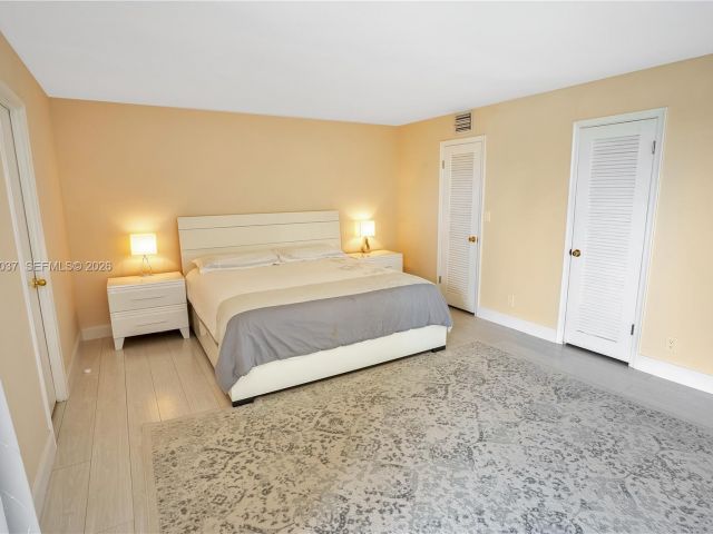 Дом в аренду по адресу 2421 NE 10th St 153 - фото 7462023