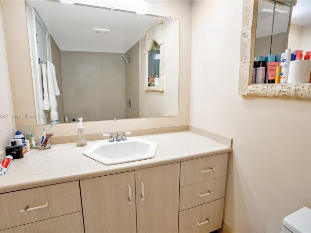 Дом в аренду по адресу 2421 NE 10th St 153 - фото 7462026