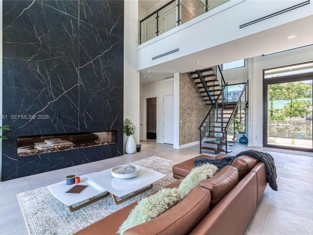 Дом в аренду по адресу 2817 NE 35th St - фото 7482330