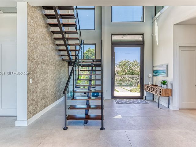 Дом в аренду по адресу 2817 NE 35th St - фото 7482332