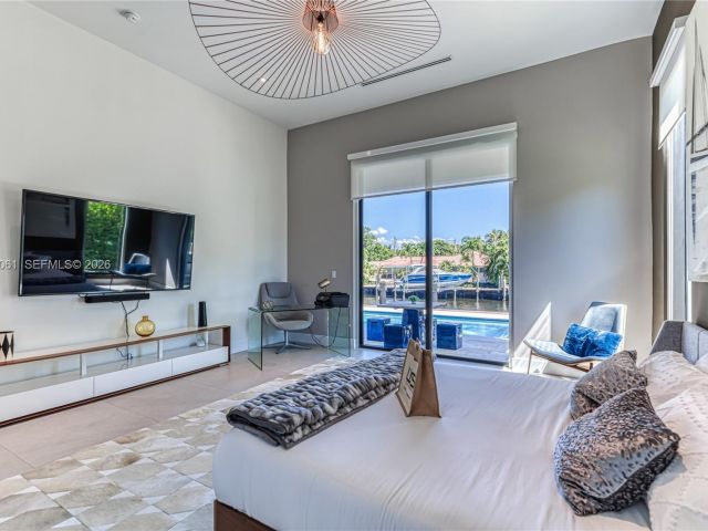 Дом в аренду по адресу 2817 NE 35th St - фото 7482346