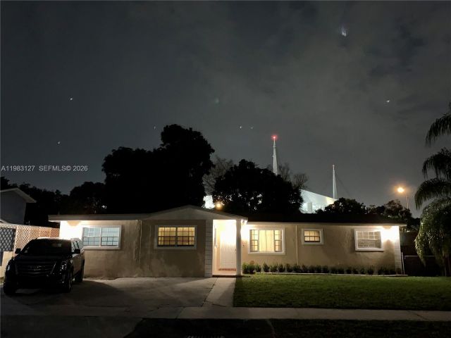 Дом в аренду по адресу 2221 NW 196th Ter 2221 - фото 7479717