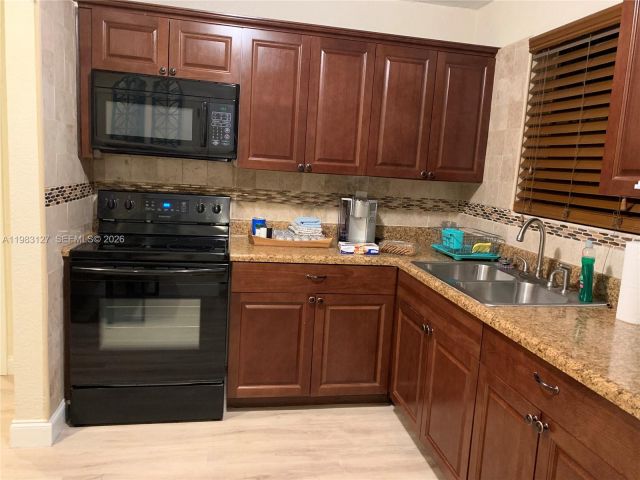 Дом в аренду по адресу 2221 NW 196th Ter 2221 - фото 7479720