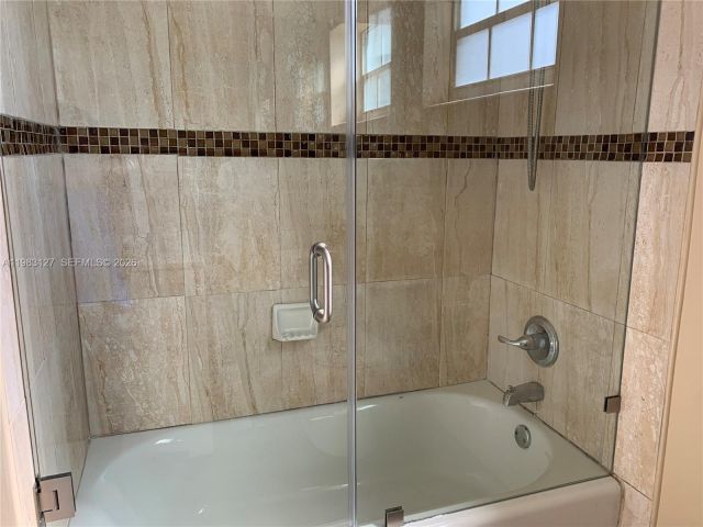 Дом в аренду по адресу 2221 NW 196th Ter 2221 - фото 7479727