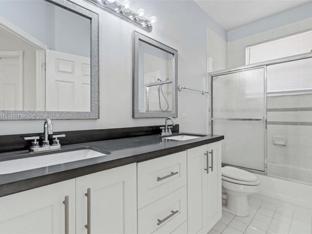 Дом в аренду по адресу 1560 Seagrape Way - фото 7472812