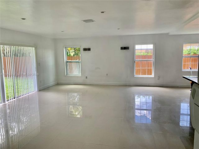 Дом в аренду по адресу 9798 SW 158th St - фото 7509200