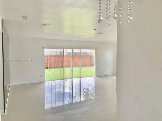 Дом в аренду по адресу 9798 SW 158th St - фото 7509201