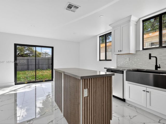 Продажа дома по адресу 4313 NW 32nd Ave 4313 - фото 7515001