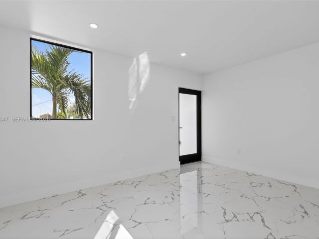 Продажа дома по адресу 4313 NW 32nd Ave 4313 - фото 7515008