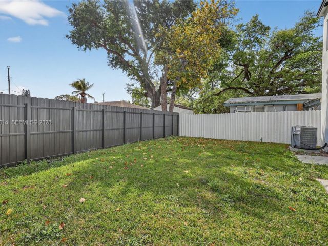 Продажа дома по адресу 4311 NW 32nd Ave - фото 7514984