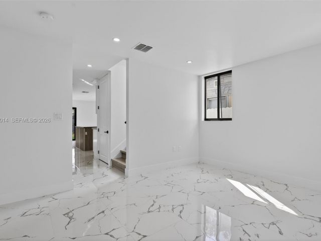 Продажа дома по адресу 4311 NW 32nd Ave - фото 7514989