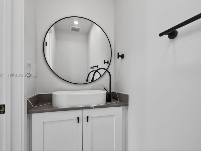 Продажа дома по адресу 4311 NW 32nd Ave - фото 7514993