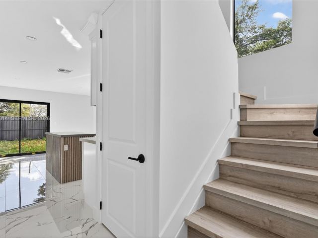 Продажа дома по адресу 4311 NW 32nd Ave - фото 7514995