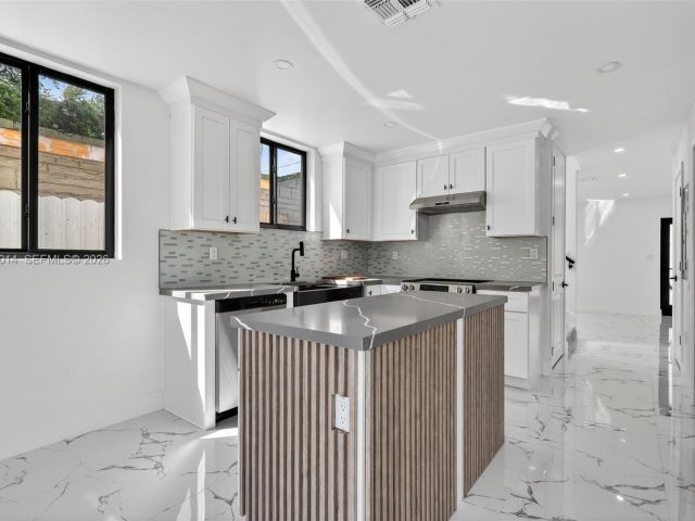 Продажа дома по адресу 4311 NW 32nd Ave - фото 7514996