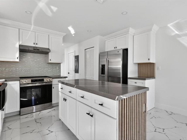 Продажа дома по адресу 4311 NW 32nd Ave - фото 7514997