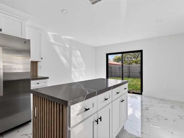 Продажа дома по адресу 4311 NW 32nd Ave - фото 7514998