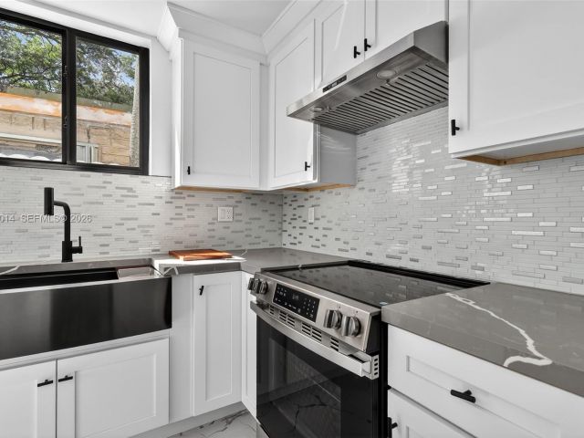 Продажа дома по адресу 4311 NW 32nd Ave - фото 7514999