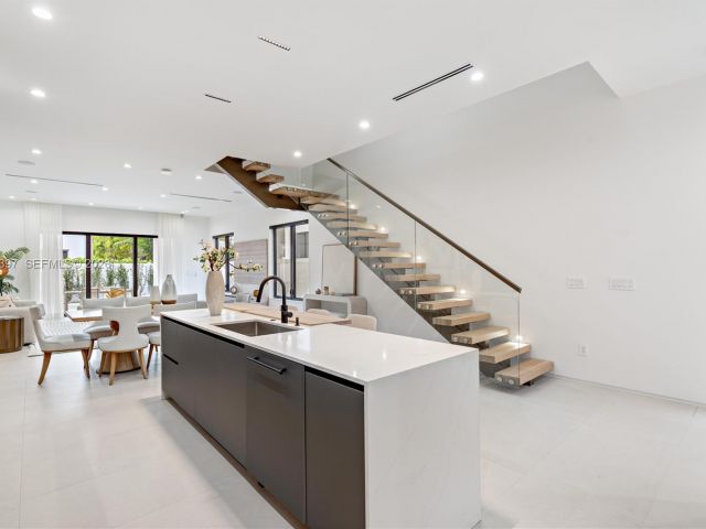 Дом в аренду по адресу 1410 NE 5th St A - фото 7482182