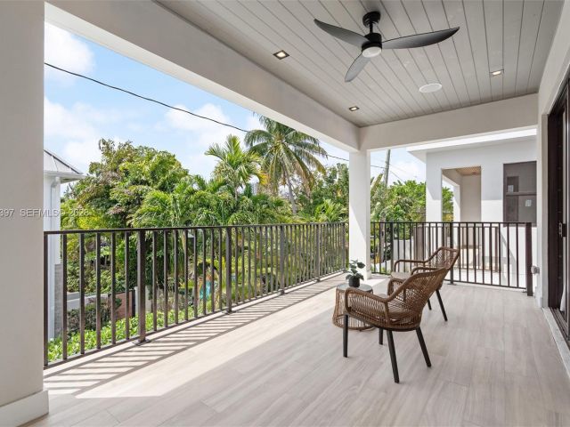 Дом в аренду по адресу 1410 NE 5th St A - фото 7482187