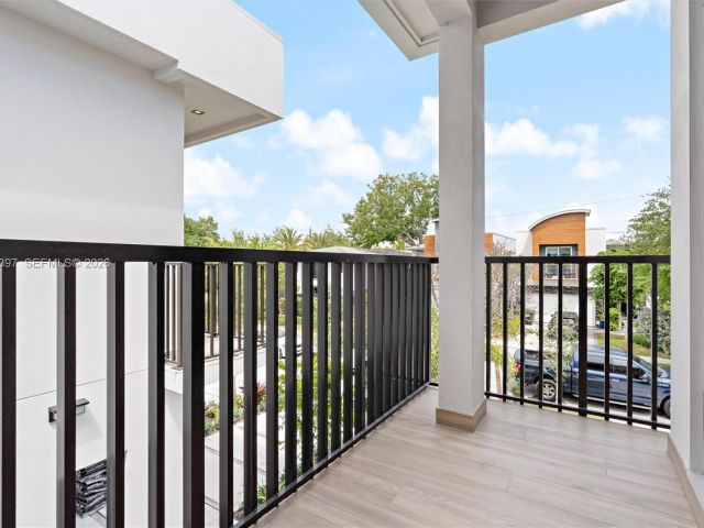 Дом в аренду по адресу 1410 NE 5th St A - фото 7482196