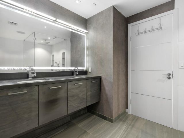 Продажа дома по адресу 1065 99th St - фото 7478057