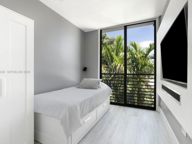 Продажа дома по адресу 1065 99th St - фото 7478059