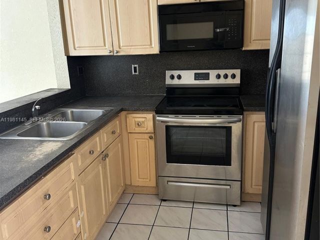 Продажа дома по адресу 5861 SW 152nd Ct - фото 7524950