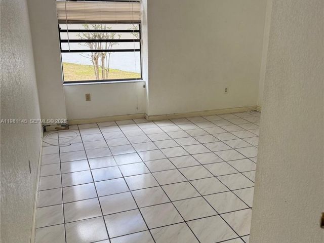 Продажа дома по адресу 5861 SW 152nd Ct - фото 7524960