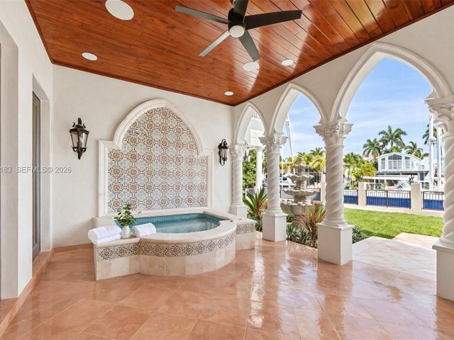 Продажа дома по адресу 628 Coral Way - фото 7482233