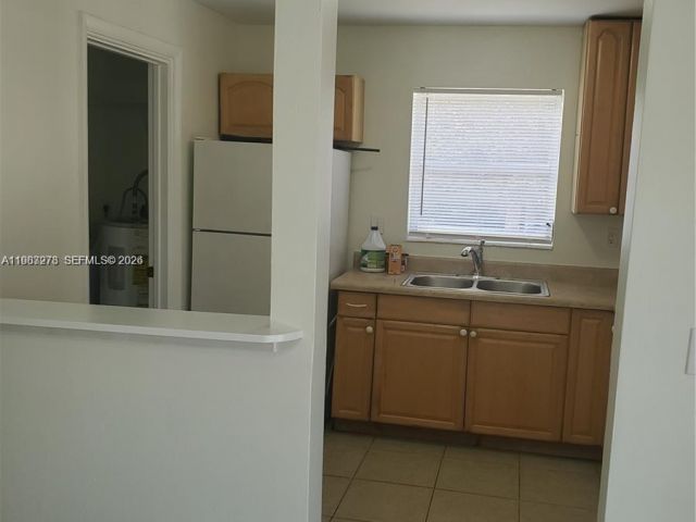 Дом в аренду по адресу 831 SW 14th Ct - фото 7486828