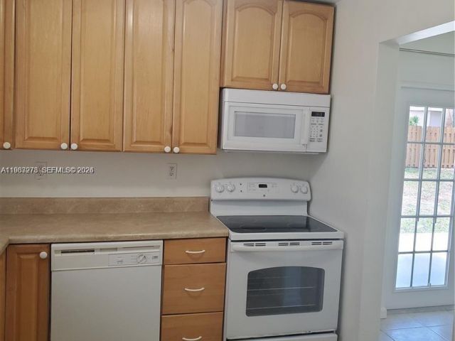 Дом в аренду по адресу 831 SW 14th Ct - фото 7486829