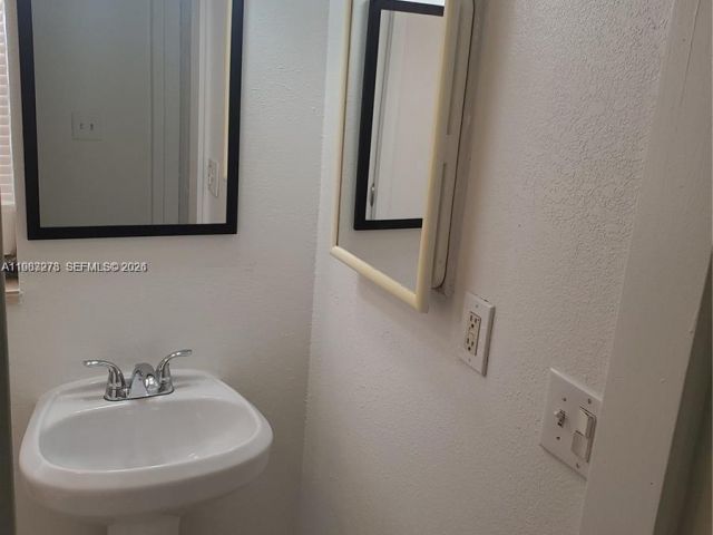 Дом в аренду по адресу 831 SW 14th Ct - фото 7486836