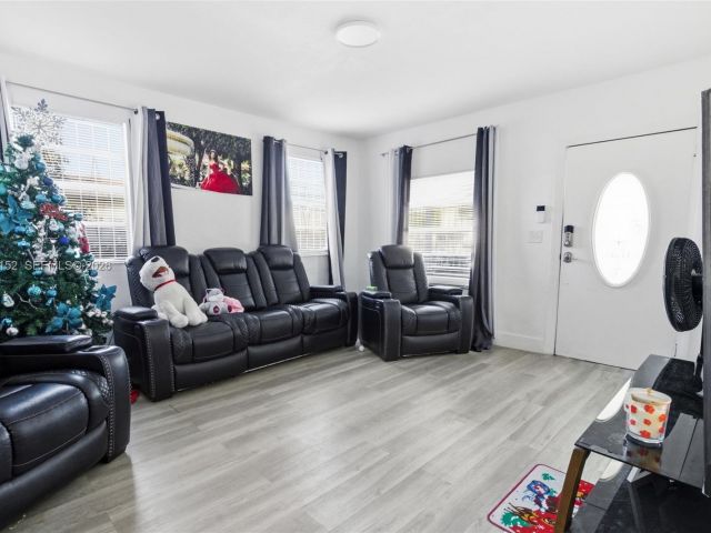 Продажа дома по адресу 2142 NW 33rd St - фото 7516974