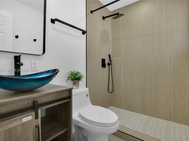 Дом в аренду по адресу 7501 Raleigh St - фото 7472744