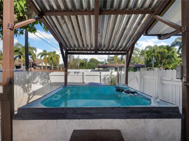 Дом в аренду по адресу 7501 Raleigh St - фото 7472746