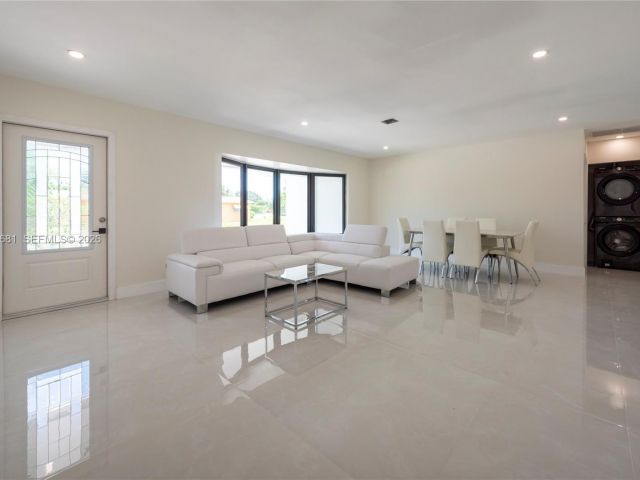 Дом в аренду по адресу 4700 Mckinley St - фото 7472718